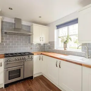 Cosy Roseburn Apartment, - 2 Bedrooms, Free Parking Apartment